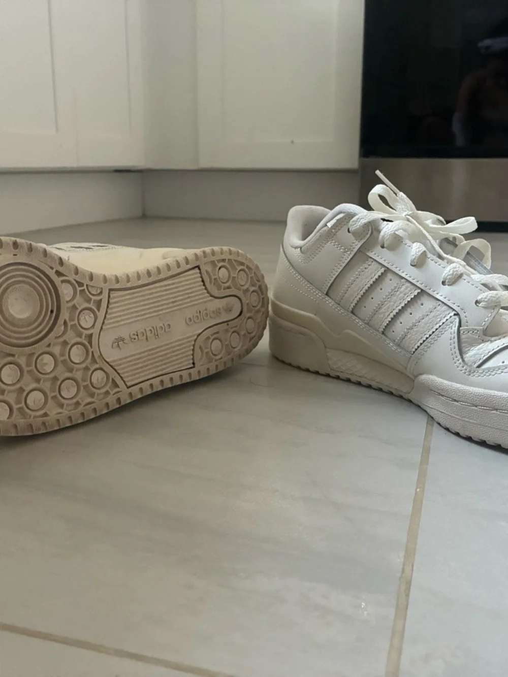 adidas forum low CL Men’s shoe (size 8.5)